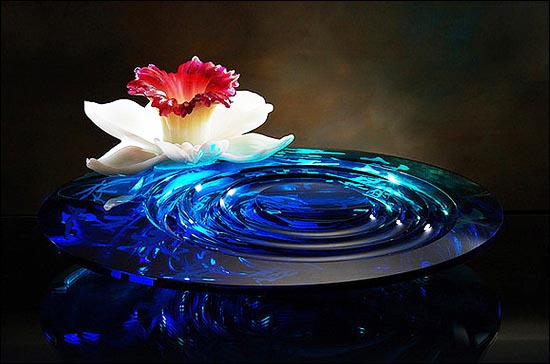 玻璃雕花中式装饰，玲珑剔透如玉，纯粹清澈若水